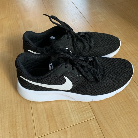 Nike Shoes - Nike black white runners